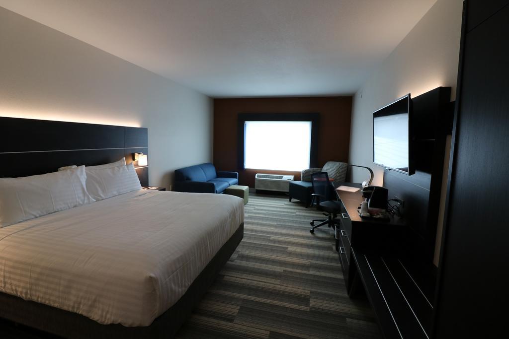 Holiday Inn Express & Suites - Coffeyville, An Ihg Hotel Exterior photo